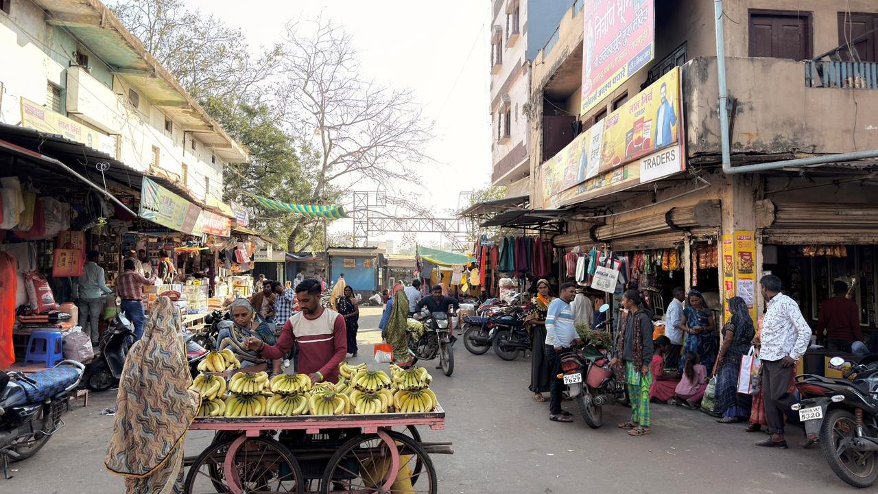 The weekly market — where the whole neighbourhood shops